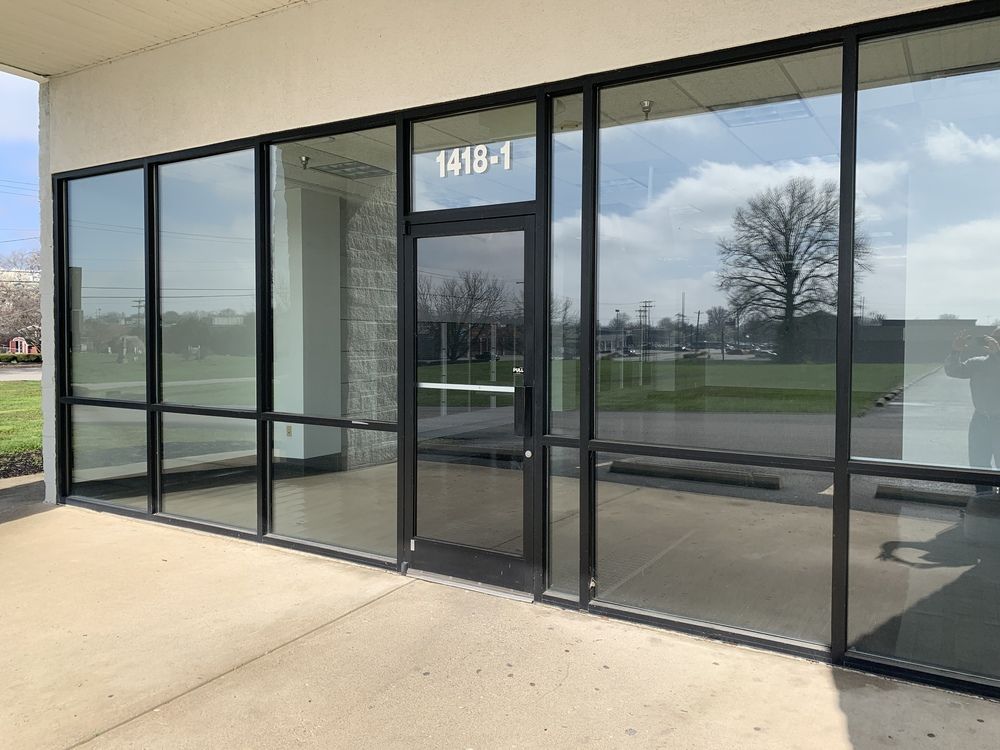 Blackiston Mill Rd Shopping Center: 1418 & 1420 Blackiston Mill Rd, Clarksville, IN 47129